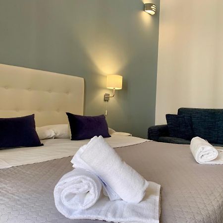 A Due Passi Dal Ponte Hotel Taranto Exterior photo