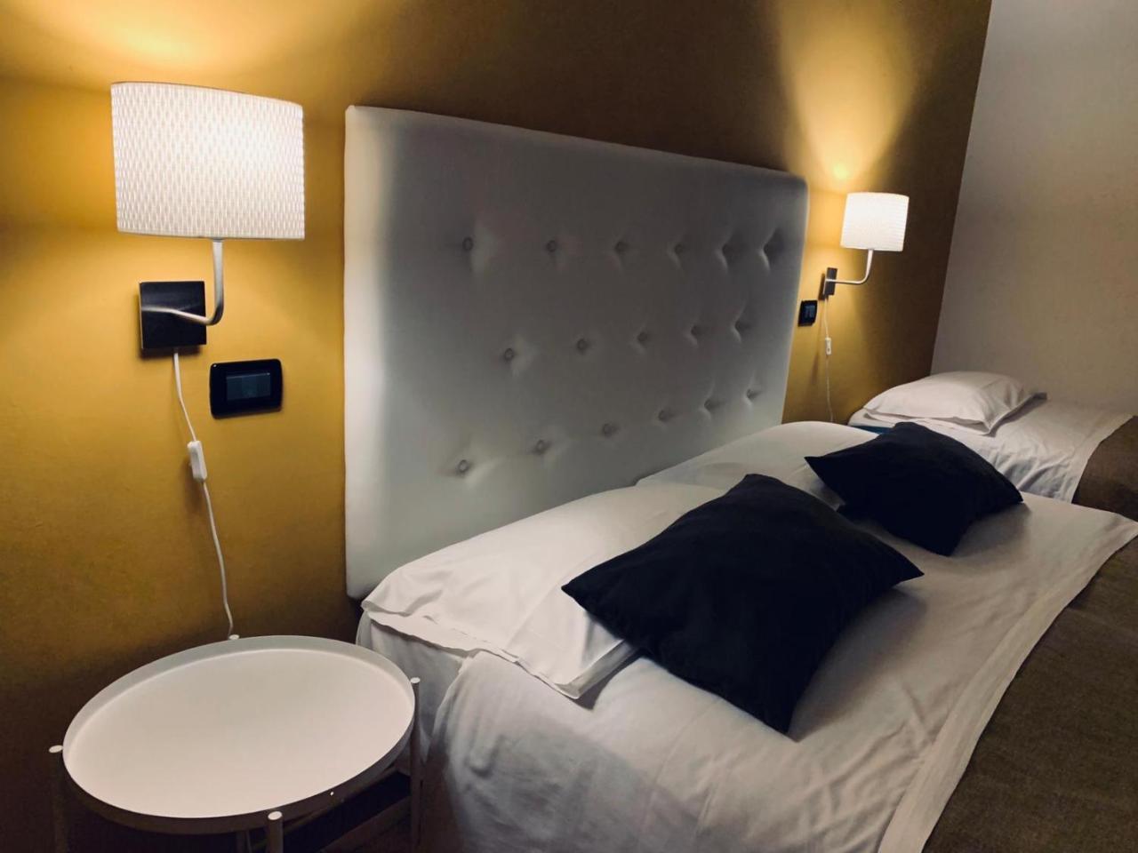 A Due Passi Dal Ponte Hotel Taranto Exterior photo