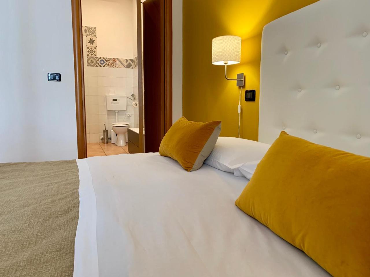 A Due Passi Dal Ponte Hotel Taranto Exterior photo