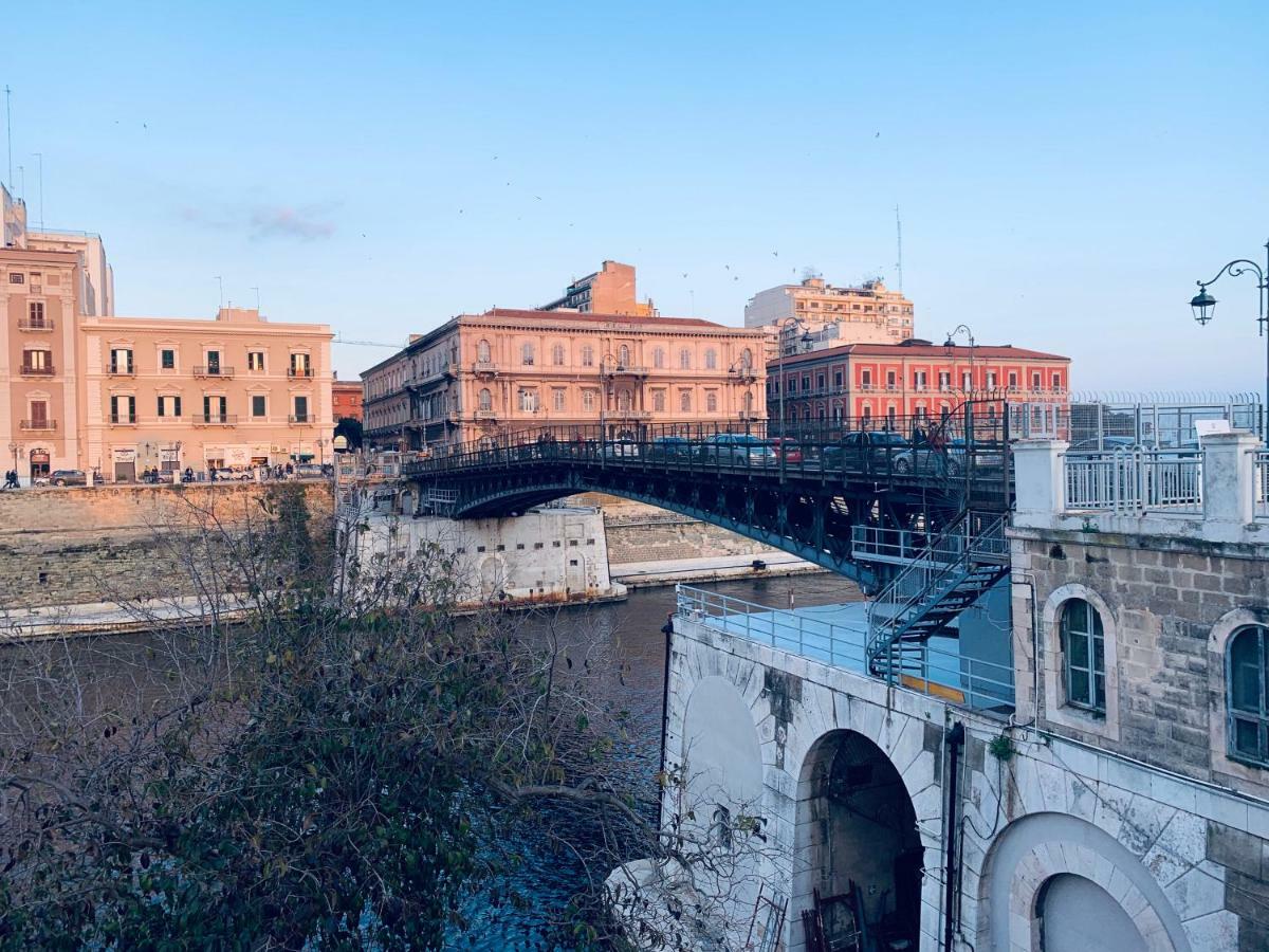 A Due Passi Dal Ponte Hotel Taranto Exterior photo